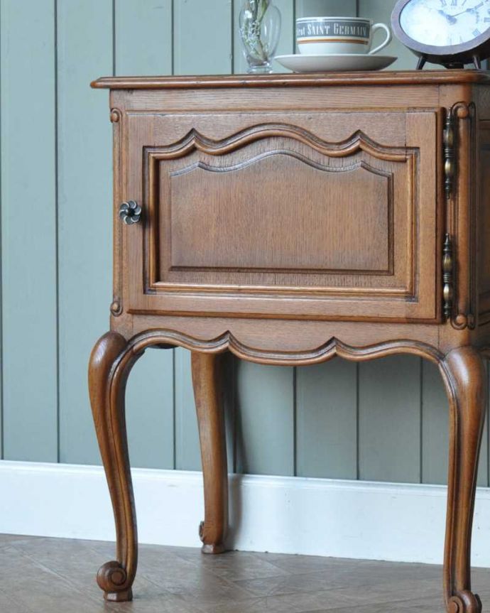 アンティークのキャビネット アンティーク家具 フランスで見つけた猫脚アンティーク家具、猫脚の可愛いナイトテーブル。どこにでも置けるサイズが魅力ベッドやソファの横など、どこにでも置けるコンパクトさ。(j-2371-f)