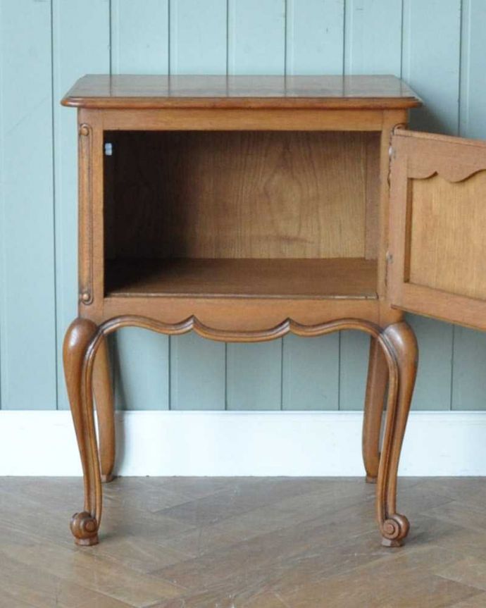 アンティークのキャビネット アンティーク家具 フランスで見つけた猫脚アンティーク家具、猫脚の可愛いナイトテーブル。扉を開けて中を見ると・・・専門の職人が仕上げたので中もキレイです。(j-2371-f)