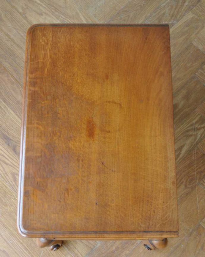 アンティークのキャビネット アンティーク家具 フランスで見つけた猫脚アンティーク家具、猫脚の可愛いナイトテーブル。上から見てみると・・・修復の際、天板の塗装もキレイに仕上げました。(j-2371-f)