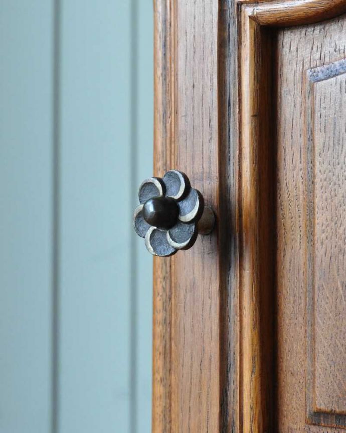 アンティークのキャビネット アンティーク家具 フランスで見つけた猫脚アンティーク家具、猫脚の可愛いナイトテーブル。取っ手のデザインも優雅フランスらしさは取っ手のデザインにも。(j-2371-f)