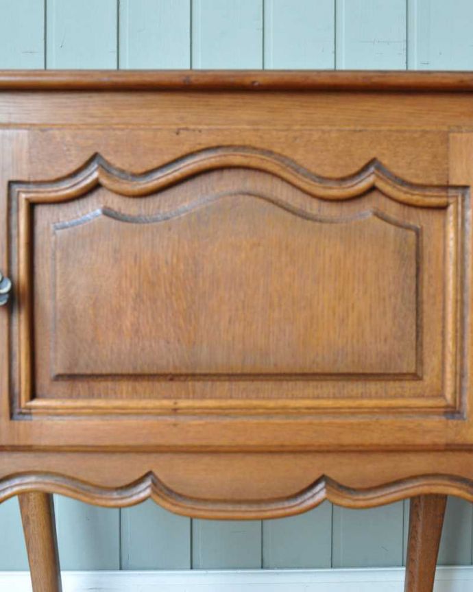 アンティークのキャビネット アンティーク家具 フランスで見つけた猫脚アンティーク家具、猫脚の可愛いナイトテーブル。惚れ惚れしちゃう美しさこんなに堅い無垢材に一体どうやって彫ったんだろう?と不思議になるくらい細かい彫にうっとりです。(j-2371-f)