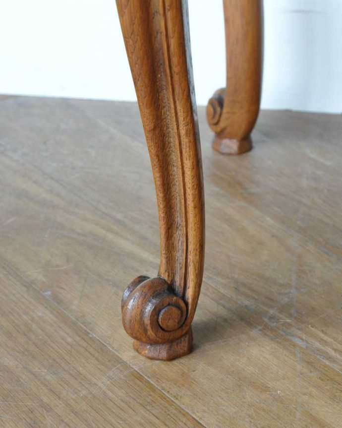 アンティークのキャビネット アンティーク家具 フランスで見つけた猫脚アンティーク家具、猫脚の可愛いナイトテーブル。女性1人でラクラク運べちゃう仕掛けHandleのアンティークの脚の裏にはフェルトキーパーが付いているんです。(j-2371-f)