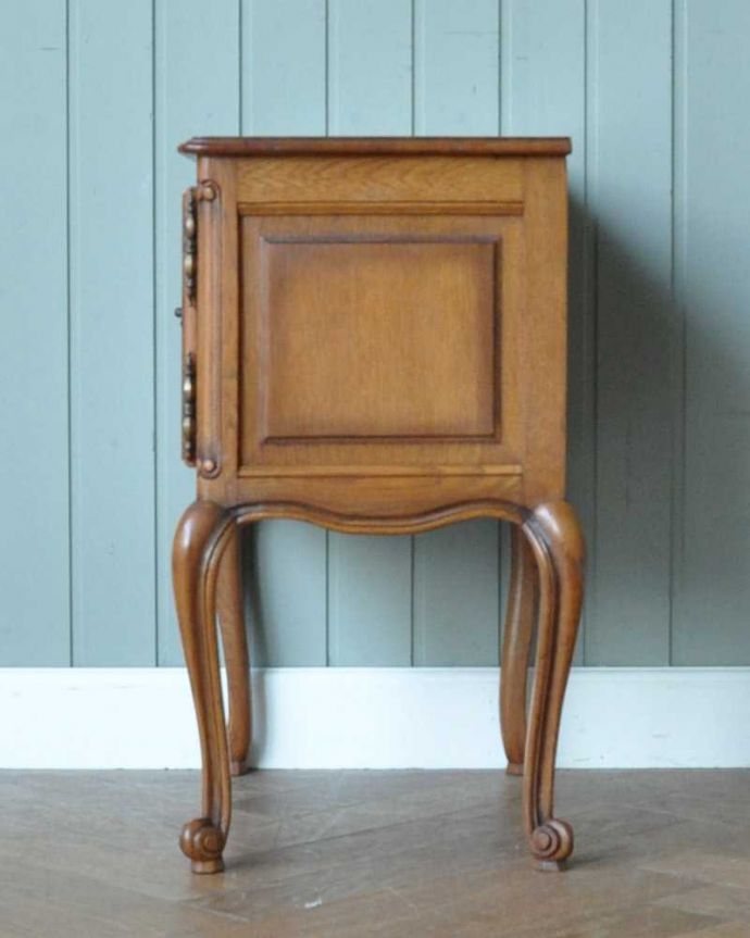 アンティークのキャビネット アンティーク家具 フランスで見つけた猫脚アンティーク家具、猫脚の可愛いナイトテーブル。横から見ても美しいんです正面はもちろん、横顔だってフランスらしく美しいです。(j-2371-f)