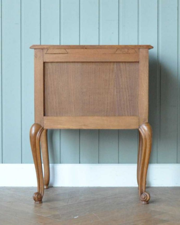 アンティークのキャビネット アンティーク家具 フランスで見つけた猫脚アンティーク家具、猫脚の可愛いナイトテーブル。後ろから見ても・・・アンティークは新品ではないので、もちろん経年変化によるキズはありますが、専門の職人がお直しをしているので、後ろ姿もキレイです。(j-2371-f)