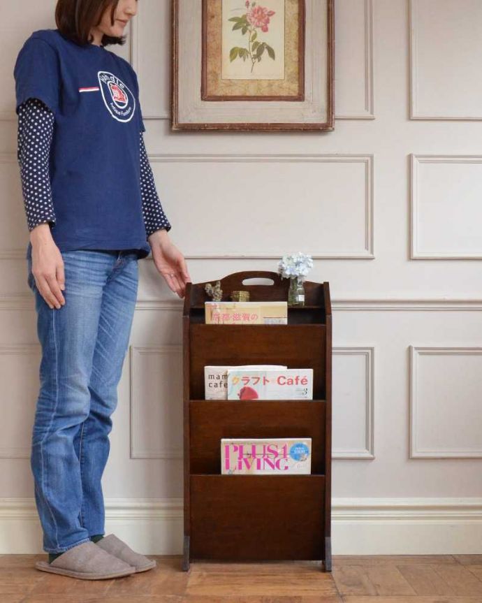 アンティークのキャビネット　アンティーク家具　本を読むのが楽しくなる英国輸入のアンティーク マガジンラック。マガジンラックと本棚が一緒になった英国家具オープンタイプの本棚の上にマガジンラックが付いた便利なアンティーク家具。(j-2372-f)