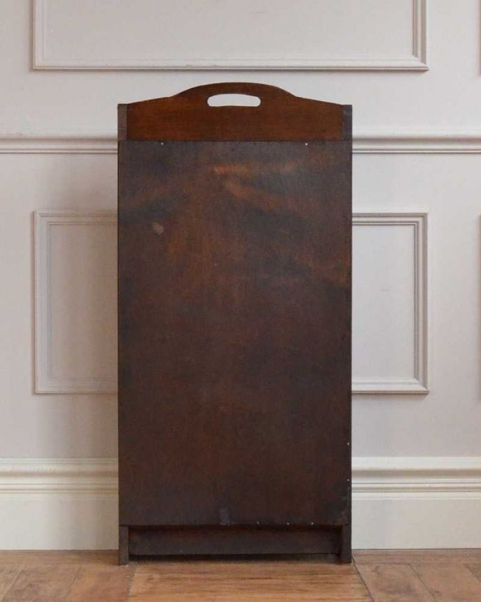 アンティークのキャビネット　アンティーク家具　本を読むのが楽しくなる英国輸入のアンティーク マガジンラック。後ろ姿も見てください。(j-2372-f)