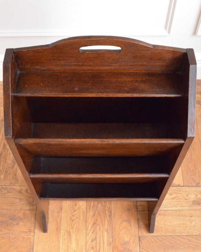 アンティークのキャビネット　アンティーク家具　本を読むのが楽しくなる英国輸入のアンティーク マガジンラック。上から見るとこんな感じです。(j-2372-f)