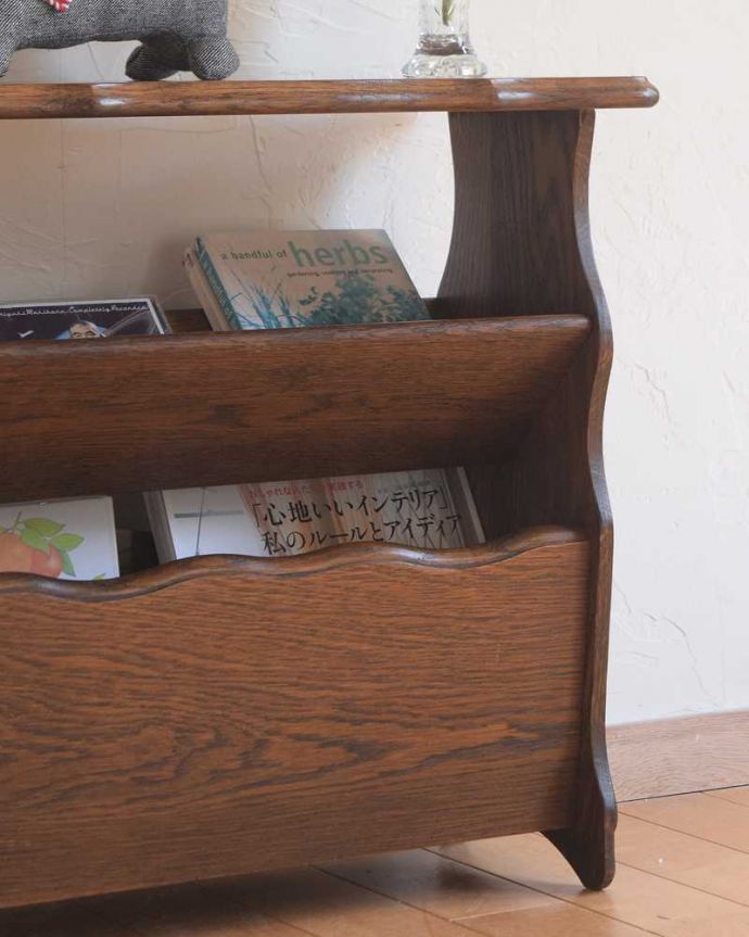 マガジンラック　アンティーク家具　本の収納がたっぷりできる、テーブルまで付いたアンティーク マガジンラック。ちょっと置いておきたい…をキレイに収納新聞や雑誌など、ついついテーブルの上に置いてしまって雑多に見えるものが、コレさえあればキレイに収納出来てお部屋もスッキリ見えるんです。(j-2373-f)