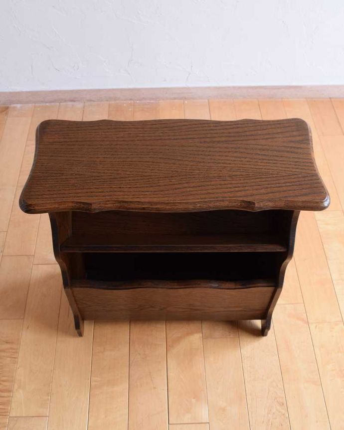 マガジンラック　アンティーク家具　本の収納がたっぷりできる、テーブルまで付いたアンティーク マガジンラック。雑誌を入れる部分もキレイに修復しましたアンティークは新品ではないので経年変化によるキズはありますが、専門の職人がキレイにお直ししました。(j-2373-f)