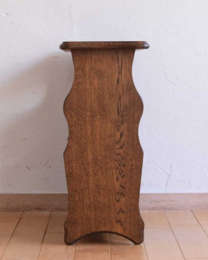 マガジンラック　アンティーク家具　本の収納がたっぷりできる、テーブルまで付いたアンティーク マガジンラック。横から見ると･･･360度、どの角度から見てもキレイに仕上がっています。(j-2373-f)