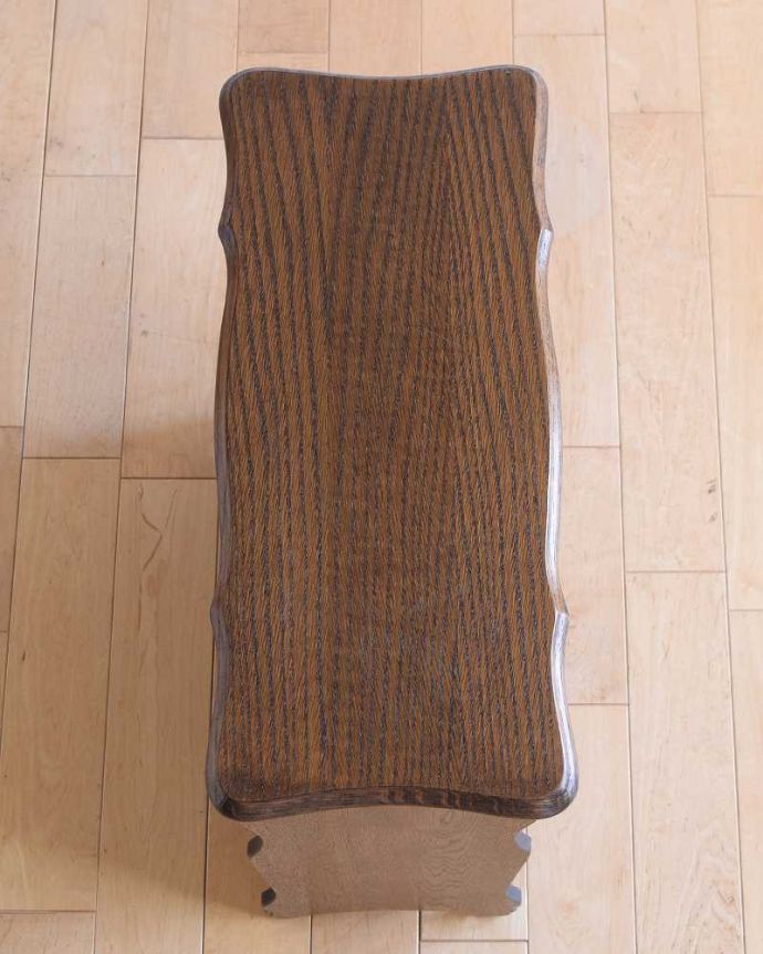 マガジンラック　アンティーク家具　本の収納がたっぷりできる、テーブルまで付いたアンティーク マガジンラック。ココも使えてさらに便利読みかけの本やお茶が置ける天板付き。(j-2373-f)