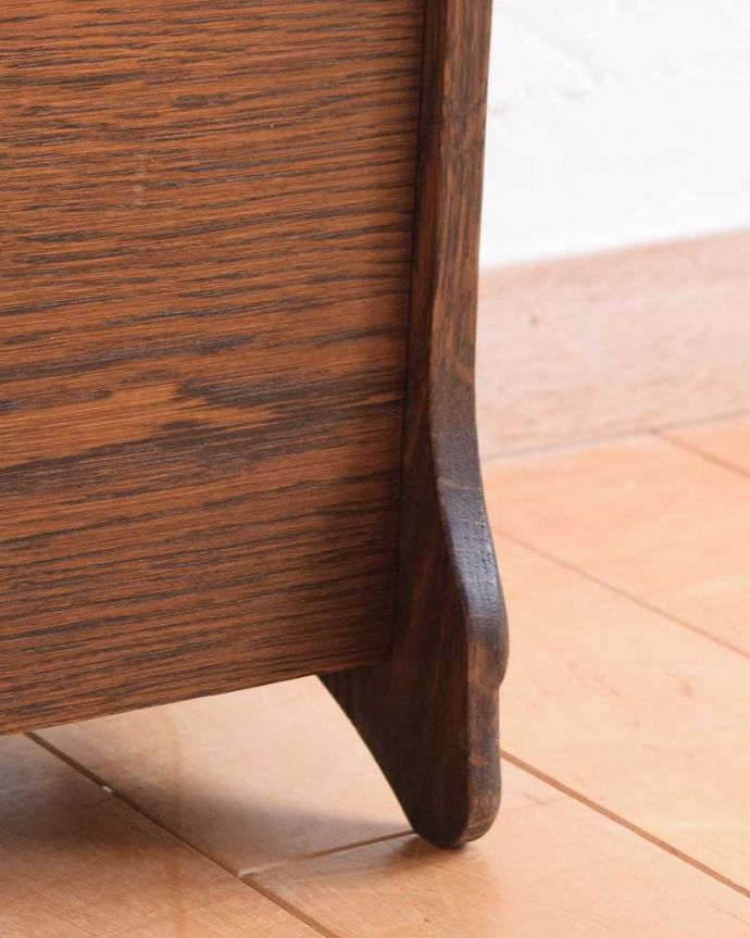 マガジンラック　アンティーク家具　本の収納がたっぷりできる、テーブルまで付いたアンティーク マガジンラック。持ち上げなくても移動ラクラクHandleのアンティーク家具の足の裏にはフェルトキーパーをお付けしています。(j-2373-f)