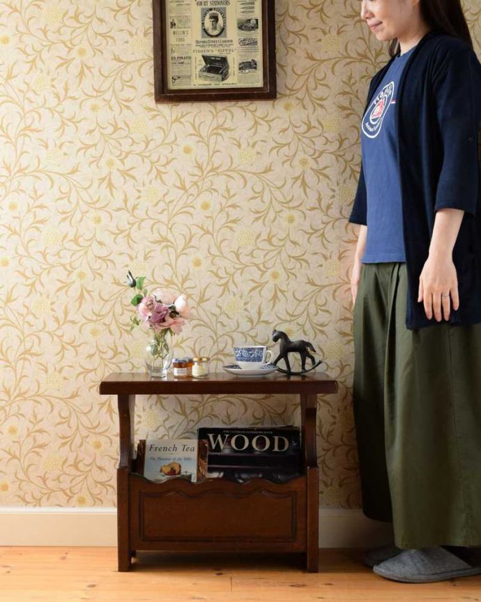 マガジンラック　アンティーク家具　フランス輸入の小さなアンティーク家具、サイドテーブルにもなるマガジンラック。使いやすさNo.1！便利なアンティークどこのお家でも使っているマガジンラックも、アンティークだったらデザインが素敵だから、なんだかオシャレに使えます。(j-2374-f)