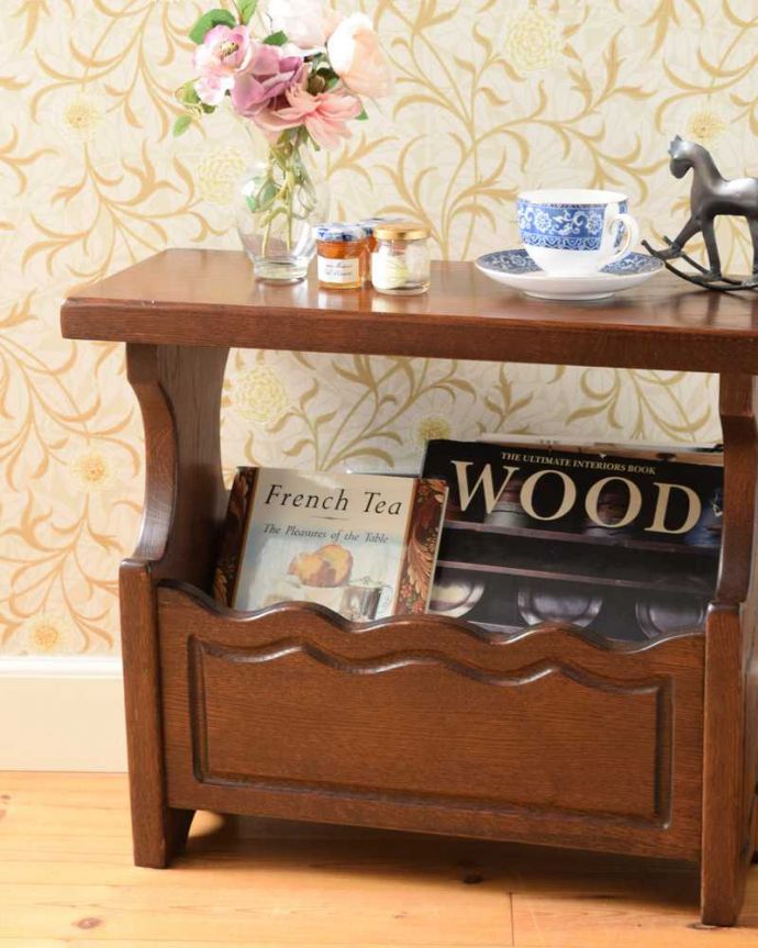 マガジンラック　アンティーク家具　フランス輸入の小さなアンティーク家具、サイドテーブルにもなるマガジンラック。ちょっと置いておきたい…をキレイに収納新聞や雑誌など、ついついテーブルの上に置いてしまって雑多に見えるものが、コレさえあればキレイに収納出来てお部屋もスッキリ見えるんです。(j-2374-f)