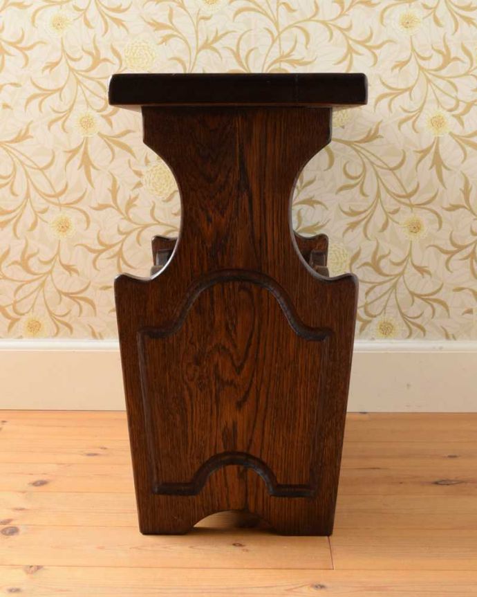 マガジンラック　アンティーク家具　フランス輸入の小さなアンティーク家具、サイドテーブルにもなるマガジンラック。横から見ると･･･360度、どの角度から見てもキレイに仕上がっています。(j-2374-f)