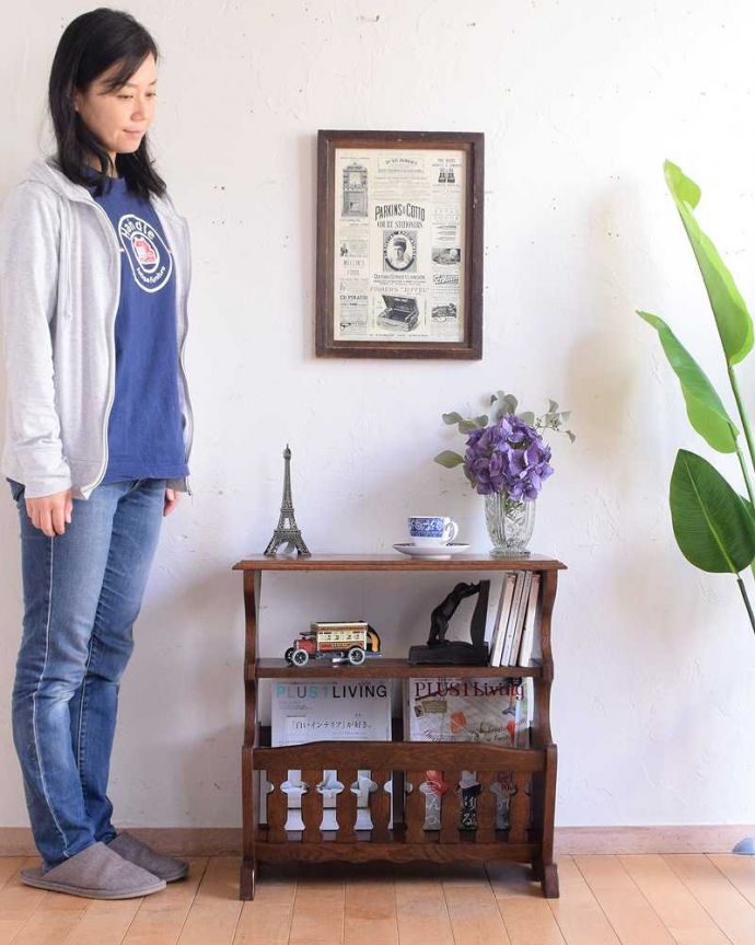 マガジンラック アンティーク家具 本の収納がたっぷりできるサイドテーブルにもなるアンティーク マガジンラック。使いやすさNo.1!便利なアンティークどこのお家でも使っているマガジンラックも、アンティークだったらデザインが素敵だから、なんだかオシャレに使えます。(j-2375-f)