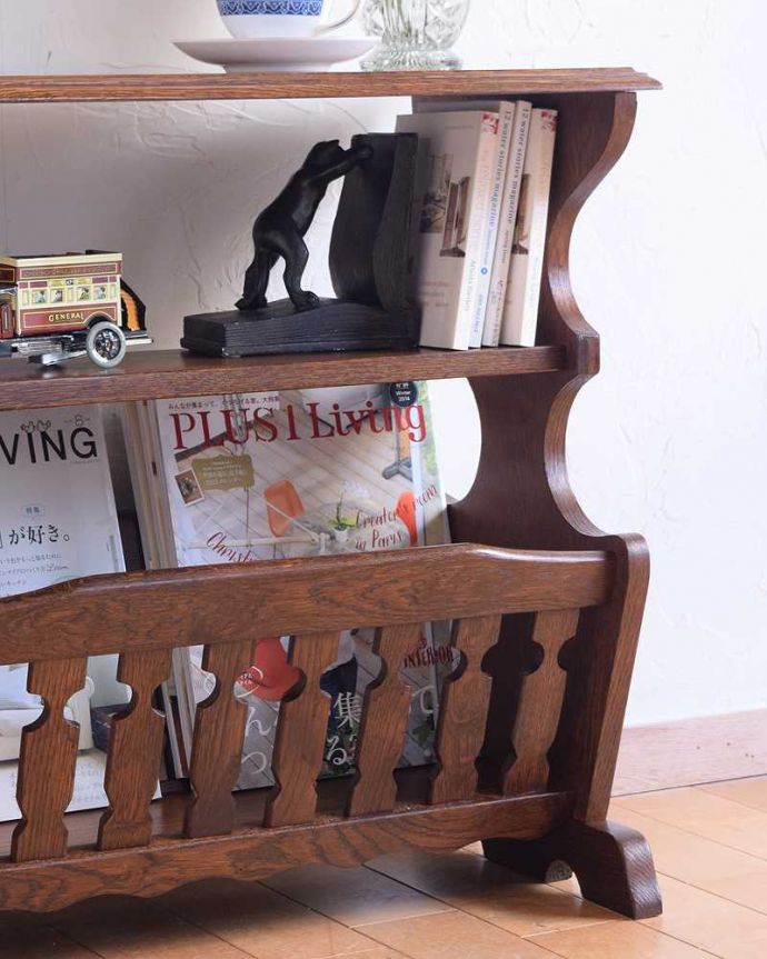 マガジンラック アンティーク家具 本の収納がたっぷりできるサイドテーブルにもなるアンティーク マガジンラック。ちょっと置いておきたい…をキレイに収納新聞や雑誌など、ついついテーブルの上に置いてしまって雑多に見えるものが、コレさえあればキレイに収納出来てお部屋もスッキリ見えるんです。(j-2375-f)