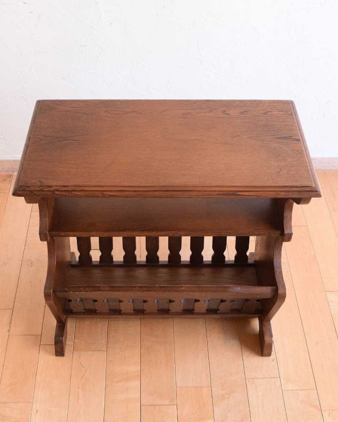 マガジンラック アンティーク家具 本の収納がたっぷりできるサイドテーブルにもなるアンティーク マガジンラック。雑誌を入れる部分もキレイに修復しましたアンティークは新品ではないので経年変化によるキズはありますが、専門の職人がキレイにお直ししました。(j-2375-f)