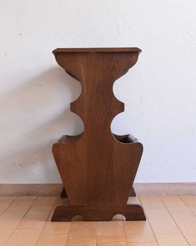 マガジンラック アンティーク家具 本の収納がたっぷりできるサイドテーブルにもなるアンティーク マガジンラック。横から見ると・・・360度、どの角度から見てもキレイに仕上がっています。(j-2375-f)