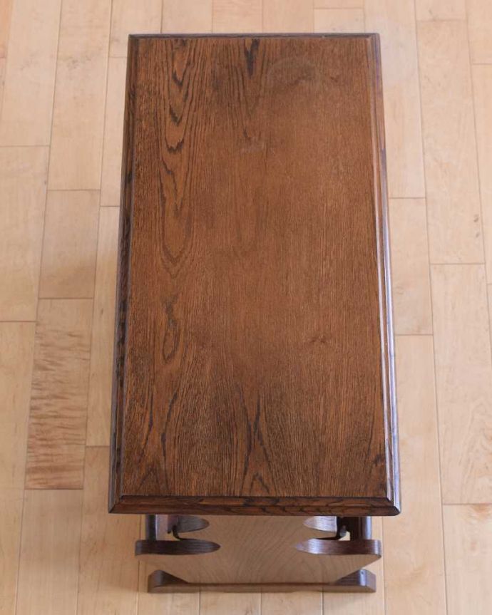 マガジンラック アンティーク家具 本の収納がたっぷりできるサイドテーブルにもなるアンティーク マガジンラック。ココも使えてさらに便利読みかけの本やお茶が置ける天板付き。(j-2375-f)