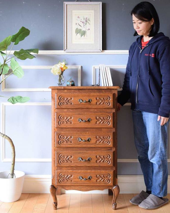 アンティークのチェスト　アンティーク家具　南フランスの優雅なアンティーク家具、どこにでも置けるスリムな5段チェスト 。フランスらしい優雅なアンティークのチェスト脚の美しい曲線美は、さすがフランスのアンティーク。(j-2377-f)