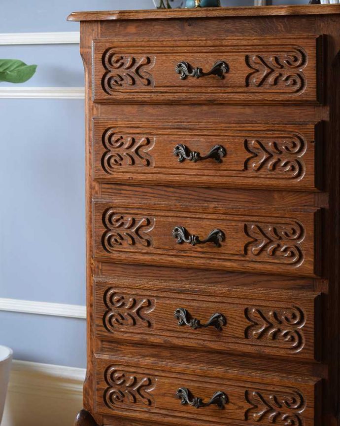 アンティークのチェスト　アンティーク家具　南フランスの優雅なアンティーク家具、どこにでも置けるスリムな5段チェスト 。自慢したくなる美しさやっぱりフランスのチェストは美しい見た目が魅力。(j-2377-f)
