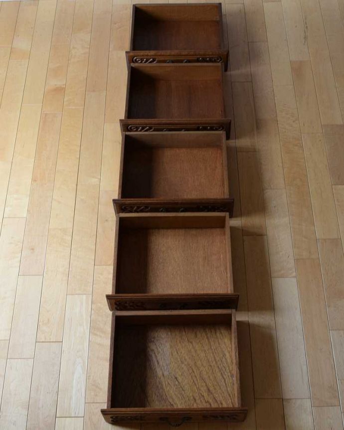 アンティークのチェスト　アンティーク家具　南フランスの優雅なアンティーク家具、どこにでも置けるスリムな5段チェスト 。引き出しの中もキレイですもちろん引き出しの中も職人がキレイ仕上げました。(j-2377-f)