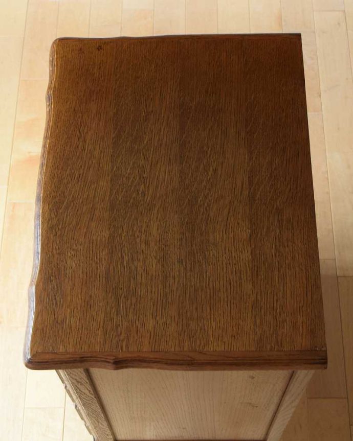 アンティークのチェスト　アンティーク家具　南フランスの優雅なアンティーク家具、どこにでも置けるスリムな5段チェスト 。何を置いて楽しもうかな・・・天板も修復する際、塗装もキレイに仕上げたので、いろんなものを乗せて楽しんで下さい。(j-2377-f)