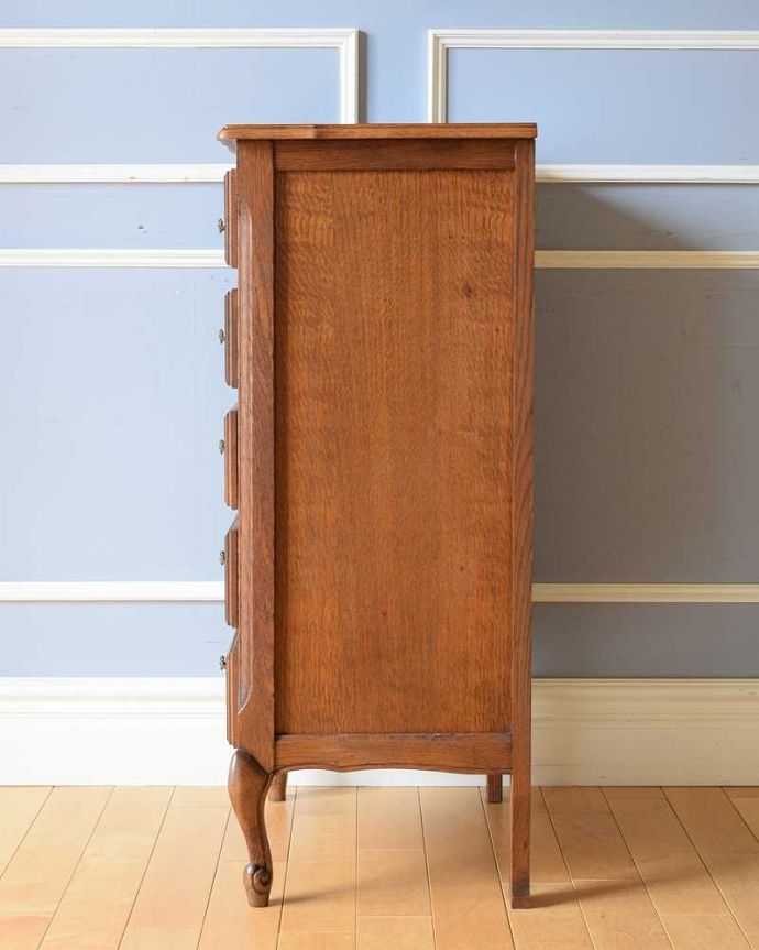 アンティークのチェスト　アンティーク家具　南フランスの優雅なアンティーク家具、どこにでも置けるスリムな5段チェスト 。横から見てもステキもちろん、横顔からもフランスらしい美しさが漂っています。(j-2377-f)