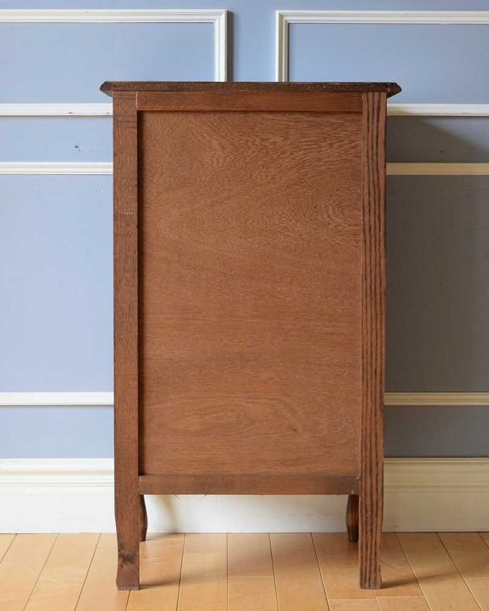 アンティークのチェスト　アンティーク家具　南フランスの優雅なアンティーク家具、どこにでも置けるスリムな5段チェスト 。後ろ姿にも気を使ってますアンティークは新品ではないので、経年変化によるキズはありますが、専門の職人がお直しをしたので、後ろ姿もキレイです。(j-2377-f)