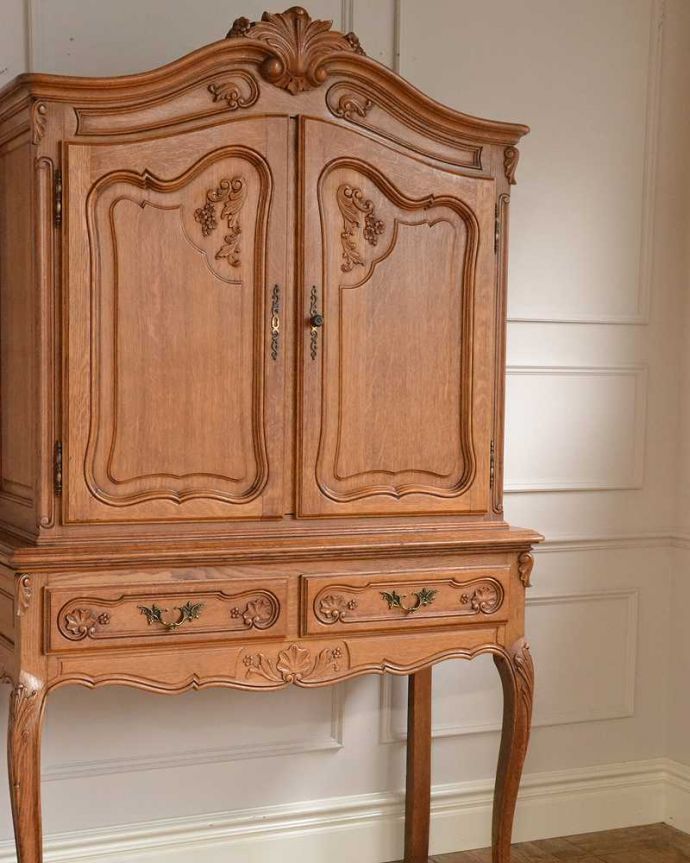 アンティークのキャビネット　アンティーク家具　フランスから届いた優雅なアンティーク家具、スラっと脚の長いキャビネット。扉にはフランスらしく美しい彫真っ先に目に飛び込んでくる扉に施された彫はずっと眺めていたいくらいの美しさ。(j-2378-f)