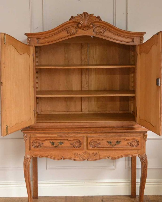 アンティークのキャビネット　アンティーク家具　フランスから届いた優雅なアンティーク家具、スラっと脚の長いキャビネット。扉を開けて中を見ると･･･もちろん見た目だけではありません。(j-2378-f)