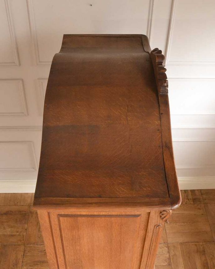 アンティークのキャビネット　アンティーク家具　フランスから届いた優雅なアンティーク家具、スラっと脚の長いキャビネット。上から見てみると･･･もちろん、上から見てもキレイです。(j-2378-f)