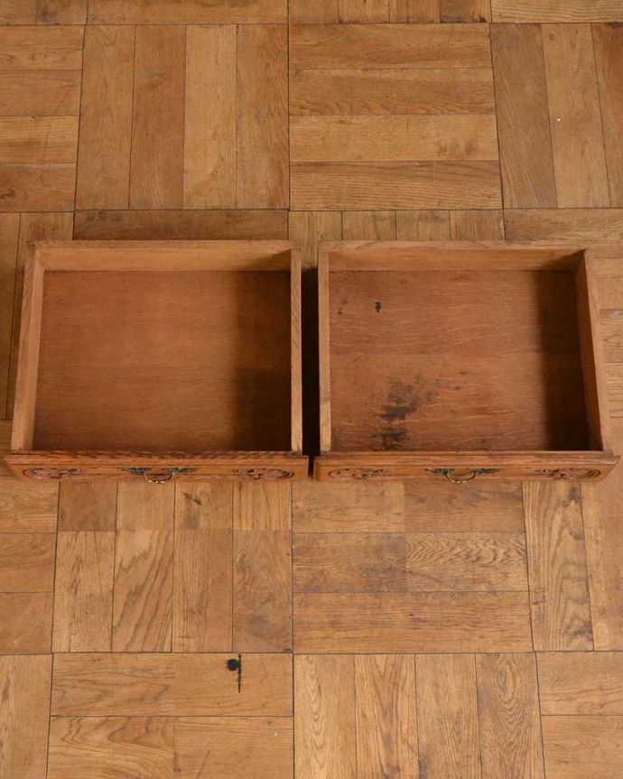 アンティークのキャビネット　アンティーク家具　フランスから届いた優雅なアンティーク家具、スラっと脚の長いキャビネット。引き出しの中も、何を入れてもOKです。(j-2378-f)