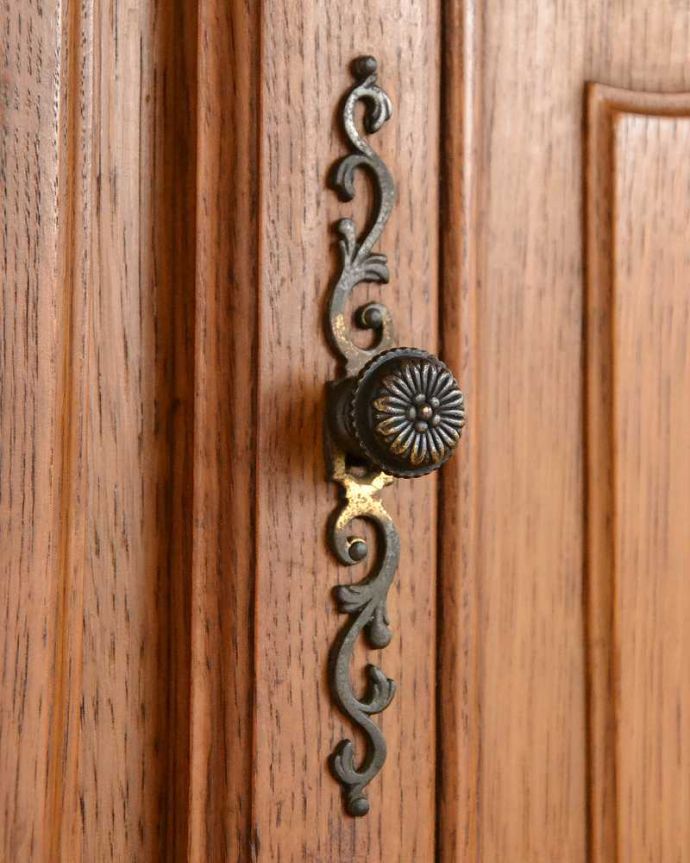 アンティークのキャビネット　アンティーク家具　フランスから届いた優雅なアンティーク家具、スラっと脚の長いキャビネット。こんな場所にもフランスらしさフランスらしく凝ったデザインの繊細な装飾は取っ手にまで施されています。(j-2378-f)