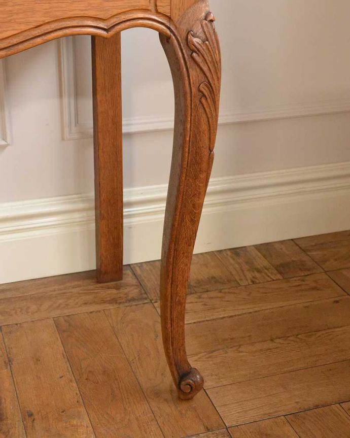 アンティークのキャビネット　アンティーク家具　フランスから届いた優雅なアンティーク家具、スラっと脚の長いキャビネット。女性１人でもラクに運べちゃうヒミツHandleのアンティークは、脚の裏にフェルトキーパーをお付けしているので、床を滑らせれば女性でも移動がカンタンです！。(j-2378-f)