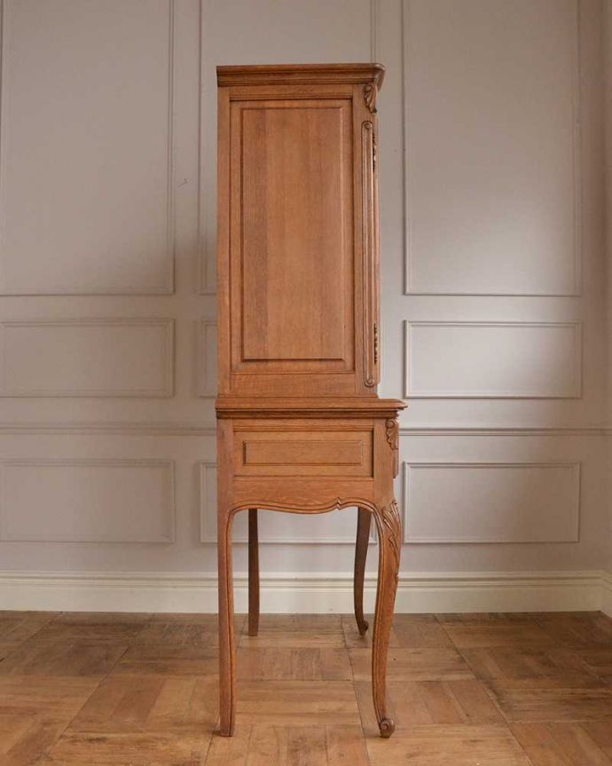 アンティークのキャビネット　アンティーク家具　フランスから届いた優雅なアンティーク家具、スラっと脚の長いキャビネット。横顔だって･･･どこから見られても美しいことを意識して、正面だけじゃなく横から見ても美しいんです。(j-2378-f)