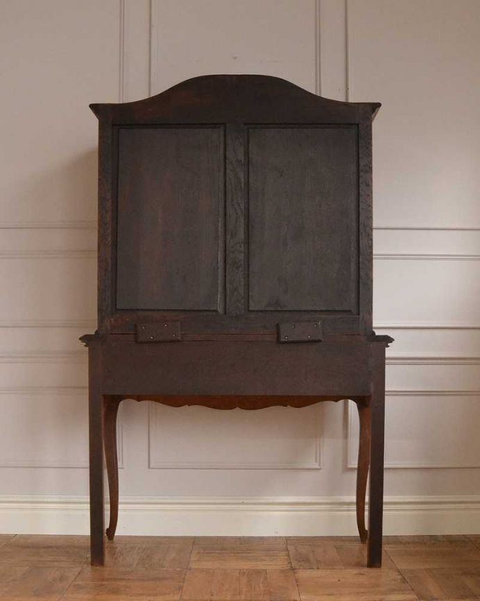 アンティークのキャビネット　アンティーク家具　フランスから届いた優雅なアンティーク家具、スラっと脚の長いキャビネット。実は後ろ姿も見て欲しい･･･アンティークは新品ではないので、もちろん経年変化によるキズはありますが、専門の職人がお直しをしているので後ろ姿にまで自信アリです。(j-2378-f)