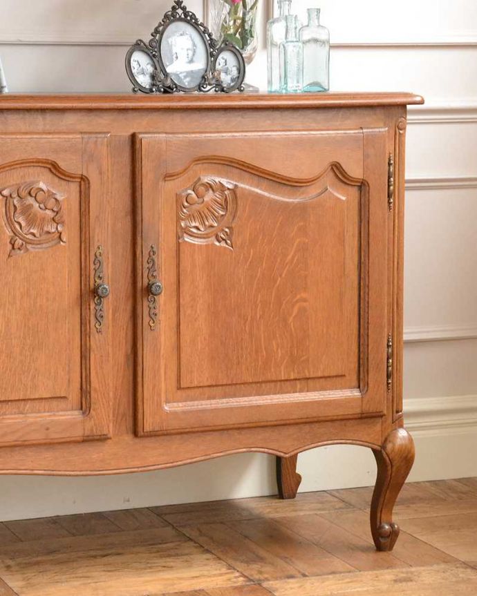 アンティークのキャビネット　アンティーク家具　フランスから届いた優雅なアンティーク家具、美しい彫のキャビネット 。彫の美しさも自慢です。(j-2379-f)