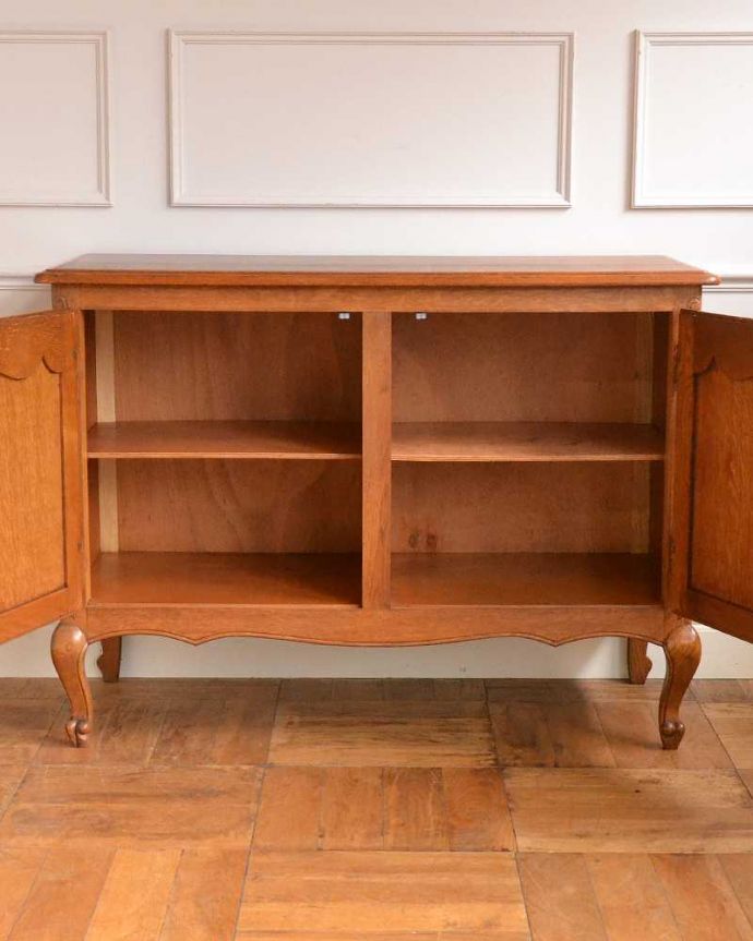 アンティークのキャビネット　アンティーク家具　フランスから届いた優雅なアンティーク家具、美しい彫のキャビネット 。扉を開けて中を見ると･･･扉の中は職人が修復して、こんな感じにキレイに仕上げました。(j-2379-f)