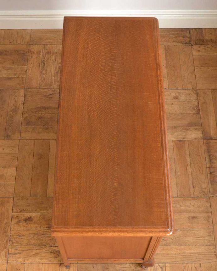 アンティークのキャビネット　アンティーク家具　フランスから届いた優雅なアンティーク家具、美しい彫のキャビネット 。何を置いて楽しもうかな･･･修復する際、天板もこんな感じでキレイに仕上げました。(j-2379-f)