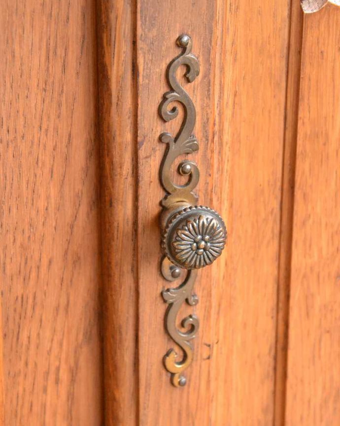 アンティークのキャビネット　アンティーク家具　フランスから届いた優雅なアンティーク家具、美しい彫のキャビネット 。取っ手のデザインも優雅こんな所からもフランスらしさが感じられる取っ手。(j-2379-f)