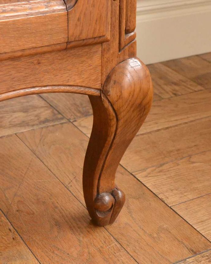 アンティークのキャビネット　アンティーク家具　フランスから届いた優雅なアンティーク家具、美しい彫のキャビネット 。女性1人でラクラク運べちゃう仕掛けHandleのアンティークは、脚の裏にフェルトキーパーをお付けしています。(j-2379-f)