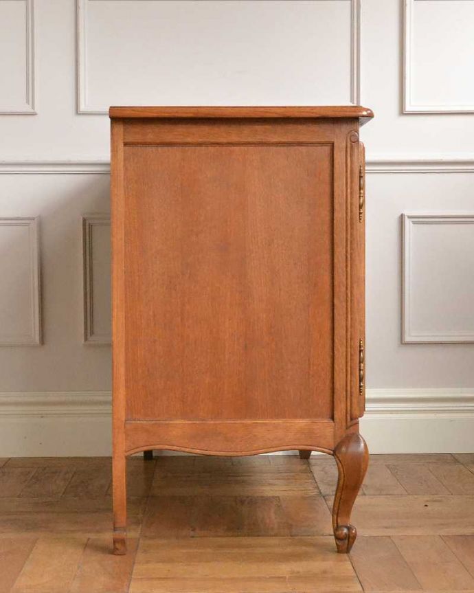 アンティークのキャビネット　アンティーク家具　フランスから届いた優雅なアンティーク家具、美しい彫のキャビネット 。横顔だっても美しい正面だけじゃなく横から見てもフランスらしい美しさが漂っています。(j-2379-f)