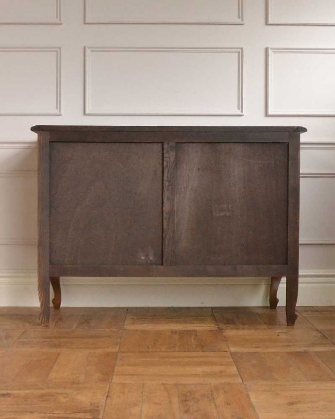 アンティークのキャビネット　アンティーク家具　フランスから届いた優雅なアンティーク家具、美しい彫のキャビネット 。後ろ姿も見て下さい。(j-2379-f)