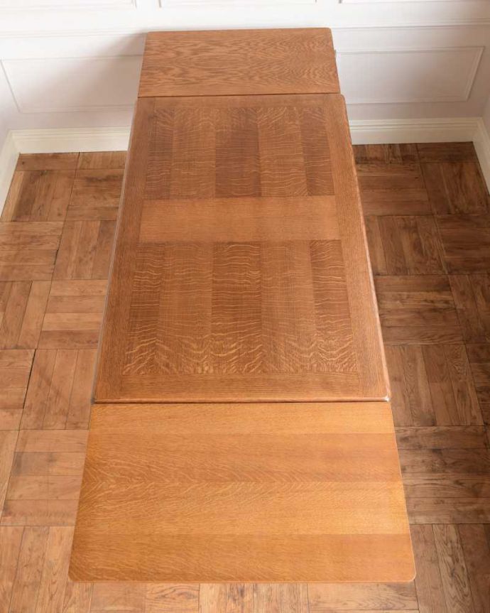 アンティークのテーブル　アンティーク家具　フランス輸入の伸張式テーブル、華やかなアンティークドローリーフテーブル。大きく広げてみると･･･両方のリーフを開くと、たっぷり使える天板の広さ。(j-2380-f)