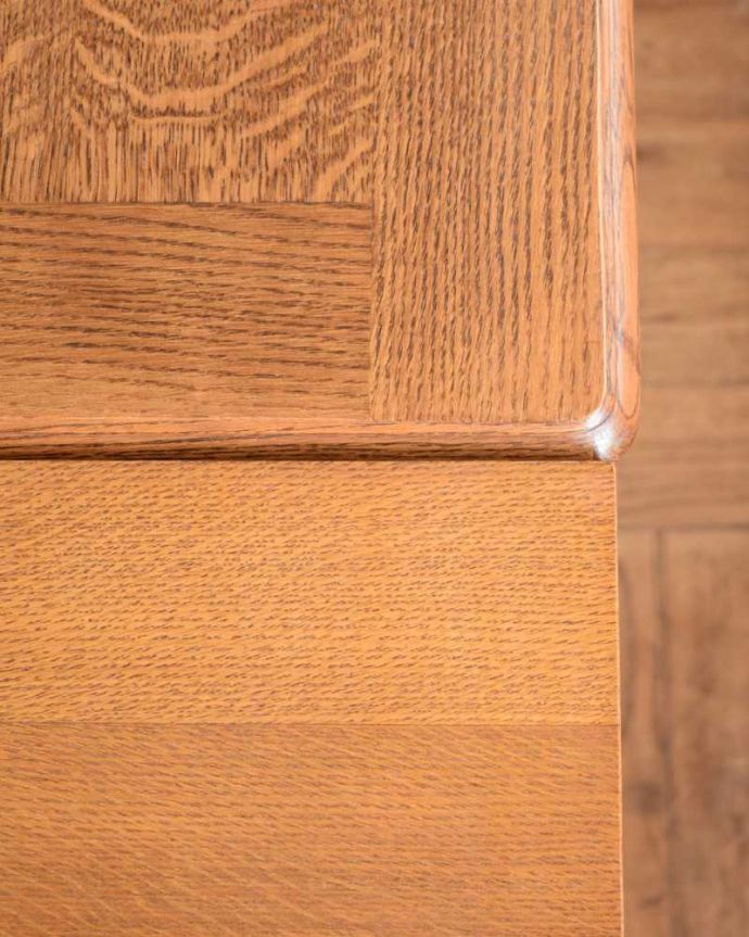 アンティークのテーブル　アンティーク家具　フランス輸入の伸張式テーブル、華やかなアンティークドローリーフテーブル。近づいて見てみると、さらに美しい天板の模様天板の模様だけでもステキに見えちゃうフランスらしいテーブルを使えば、毎日の食事の時間がなんだかスペシャルになります。(j-2380-f)