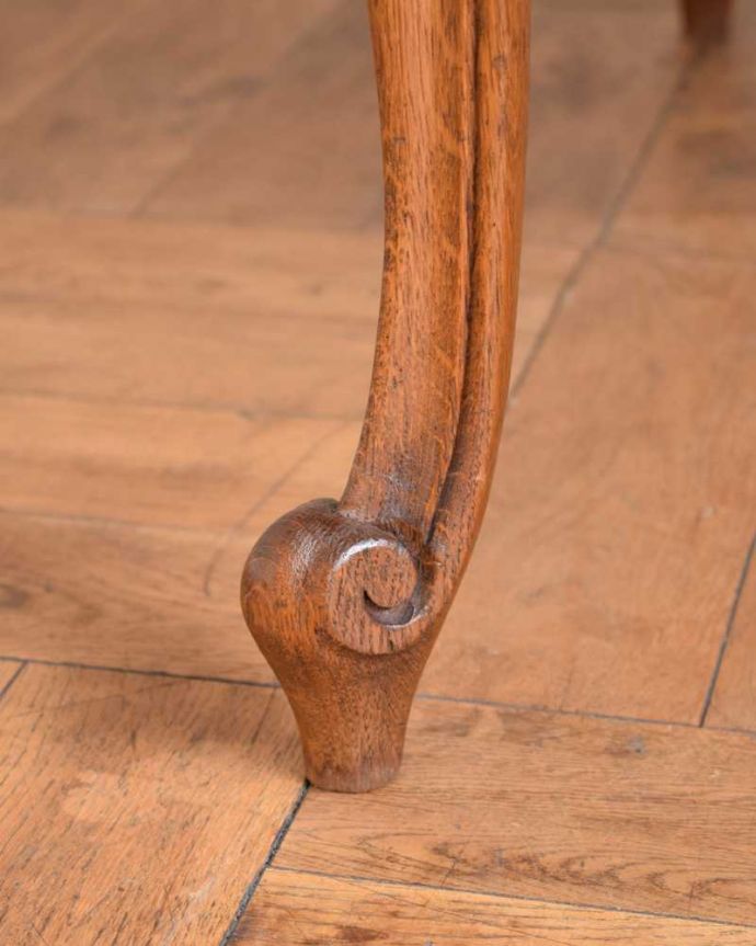 アンティークのテーブル　アンティーク家具　フランス輸入の伸張式テーブル、華やかなアンティークドローリーフテーブル。持ち上げなくても移動できます！Handleのアンティークは、脚の裏にフェルトキーパーをお付けしていますので、持ち上げなくても床を滑らせて移動させることが出来ます。(j-2380-f)