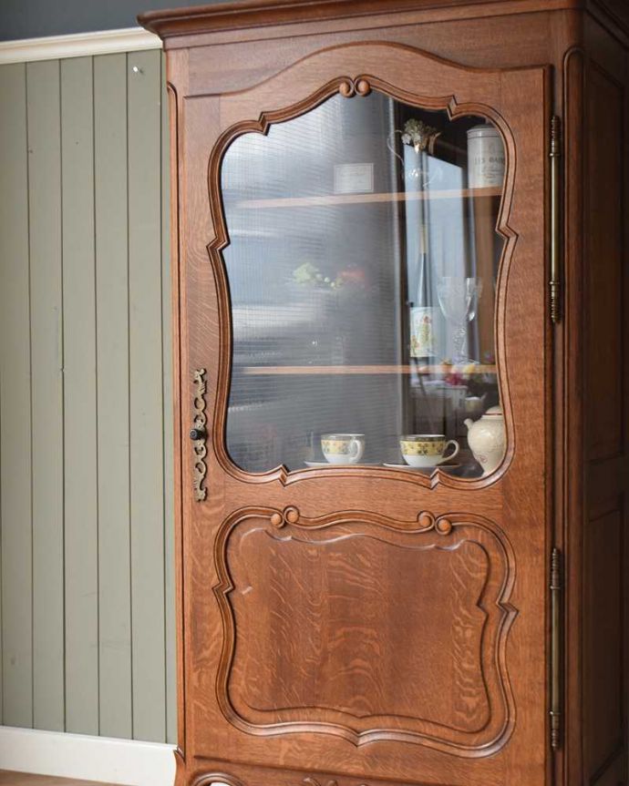 アンティークのキャビネット アンティーク家具 リビングで使えるフランスのアンティーク家具、一枚扉のガラスキャビネット。ガラス越しに中をのぞいてみると・・・何を入れても、フランスのキャビネットの中に入れたものは全てがステキに見えちゃうんです。(j-2381-f)