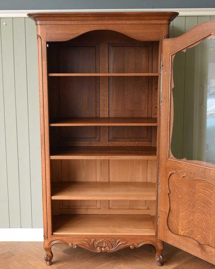 アンティークのキャビネット アンティーク家具 リビングで使えるフランスのアンティーク家具、一枚扉のガラスキャビネット。扉を開けて見ると・・・専門の職人がしっかり修復したのでキレイです。(j-2381-f)